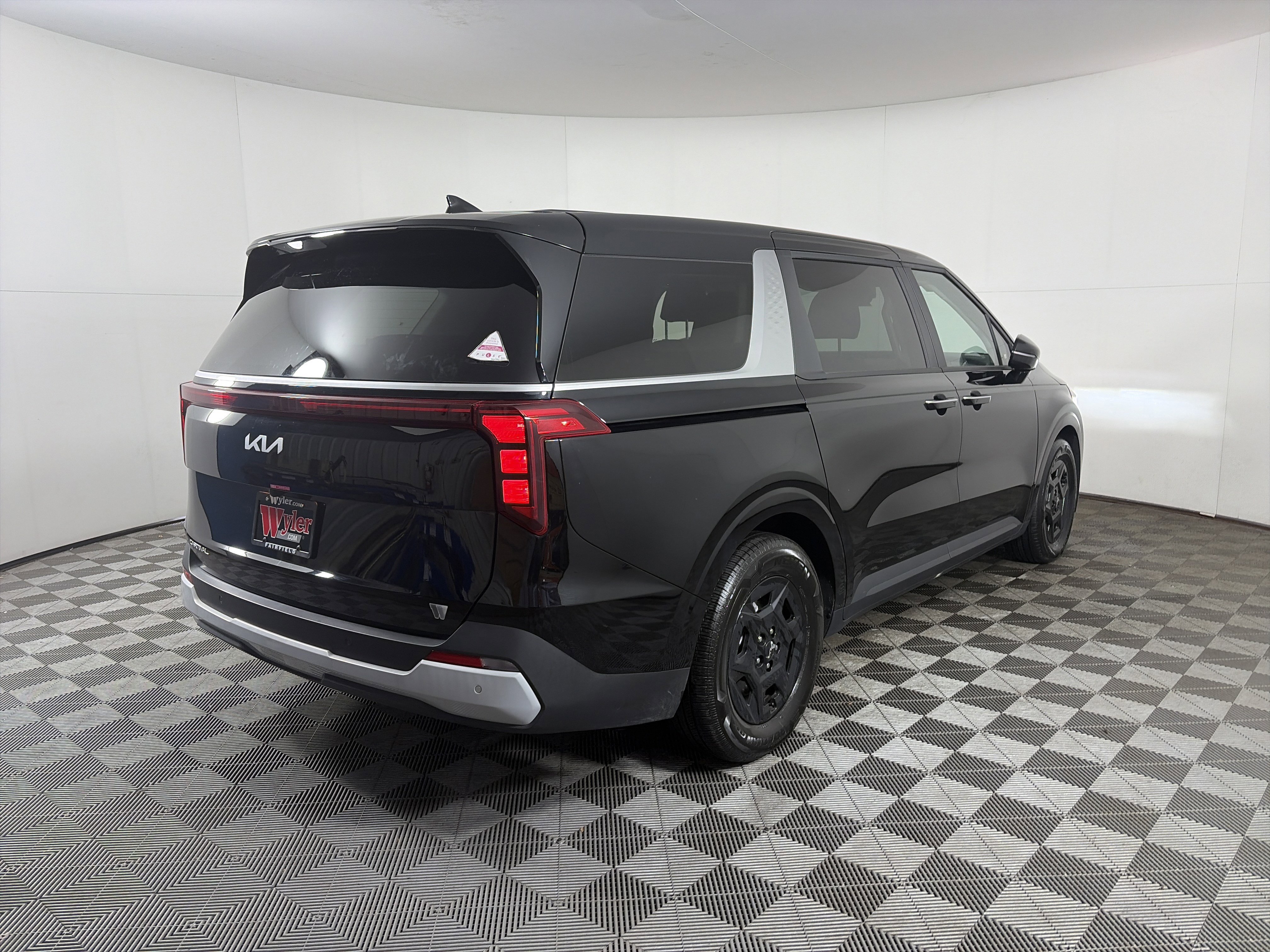 Used 2025 Kia Carnival image 12