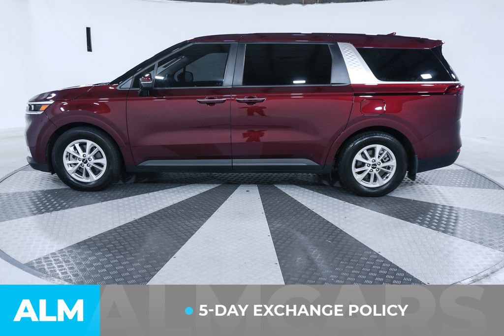 Used 2024 Kia Carnival LX FWD image 3