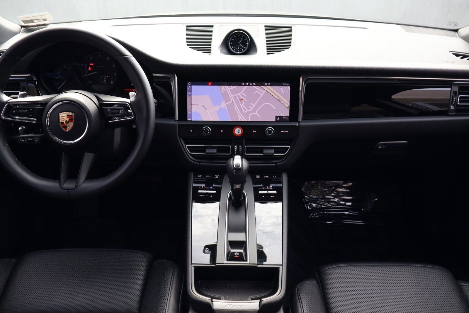 Certified 2025 Porsche Macan image 20