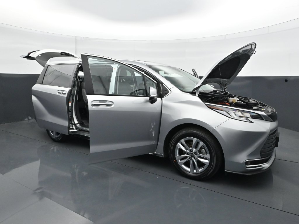 Used 2024 Toyota Sienna Limited AWD/4WD image 38