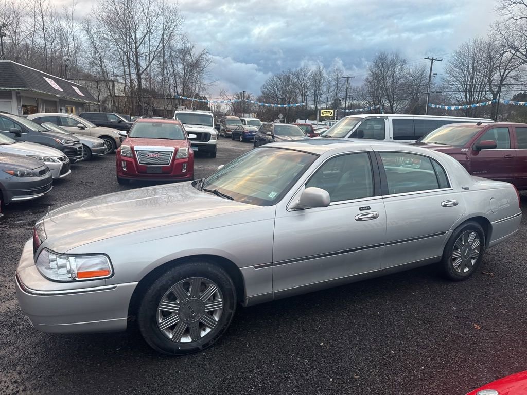 Used 2005 Lincoln Town Car Signature Limited image 20