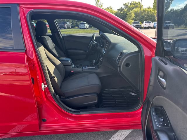 Used 2018 Dodge Charger SXT w/ Blacktop Package RWD image 19