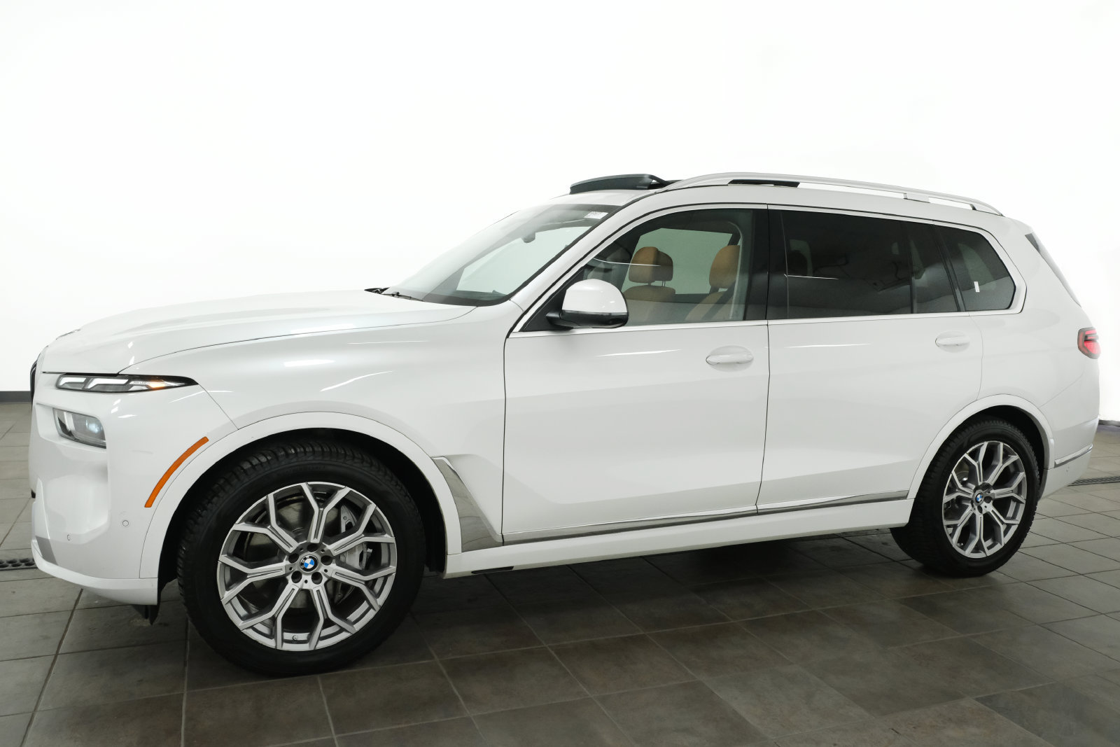 Used 2024 BMW X7 xDrive40i w/ Premium Package AWD/4WD image 2