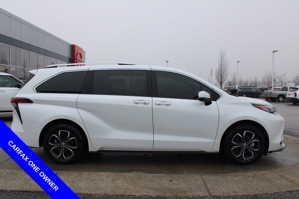 Used 2025 Toyota Sienna Platinum image 6