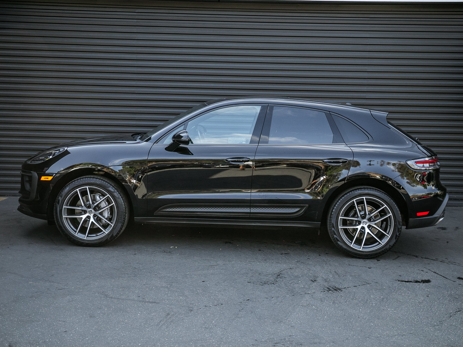 Certified 2023 Porsche Macan AWD/4WD image 2