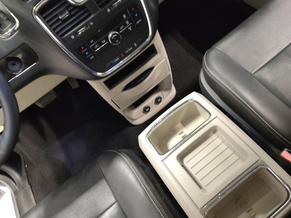 Used 2016 Chrysler Town & Country Touring image 26