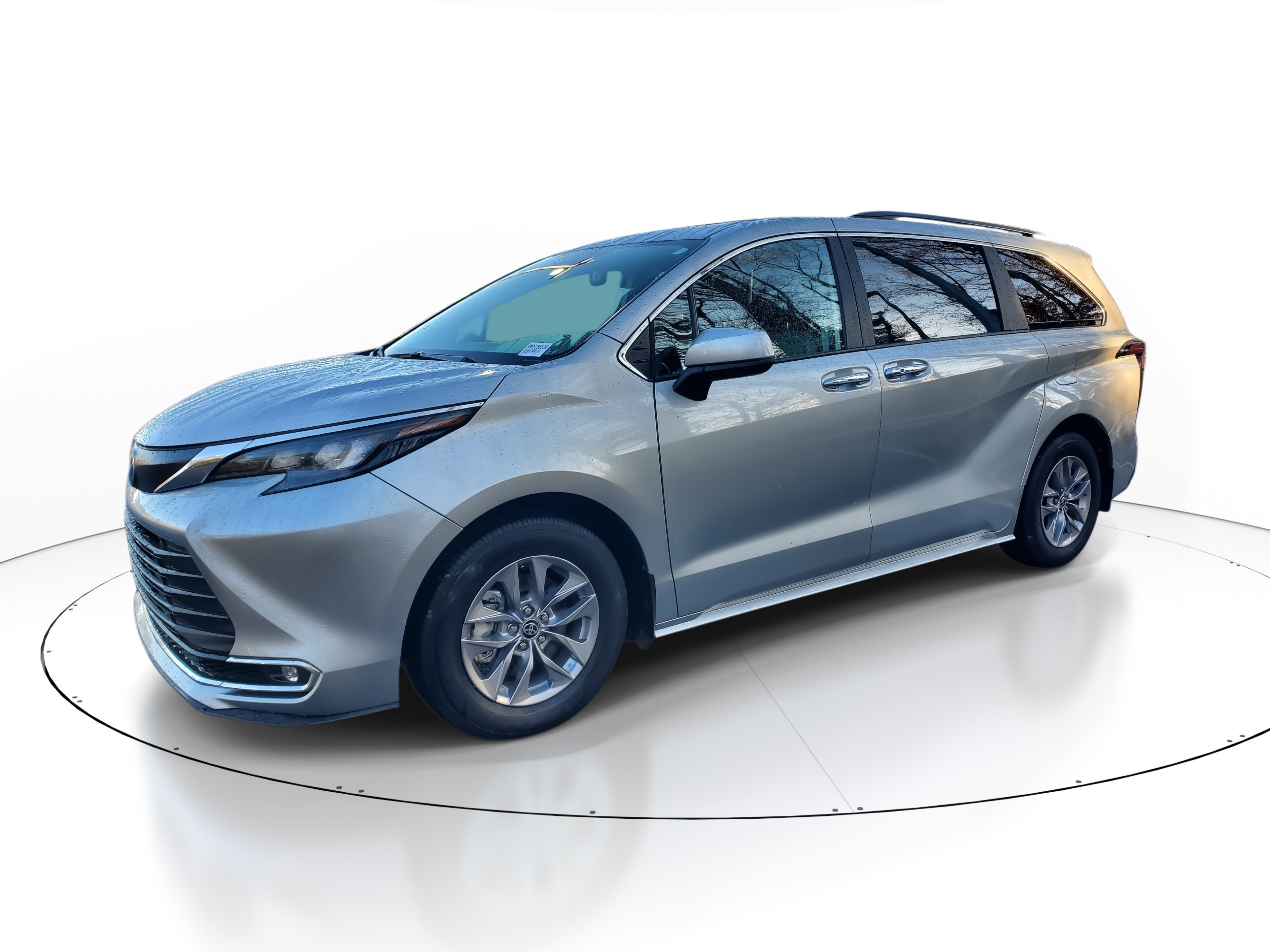 Used 2024 Toyota Sienna XLE image 3