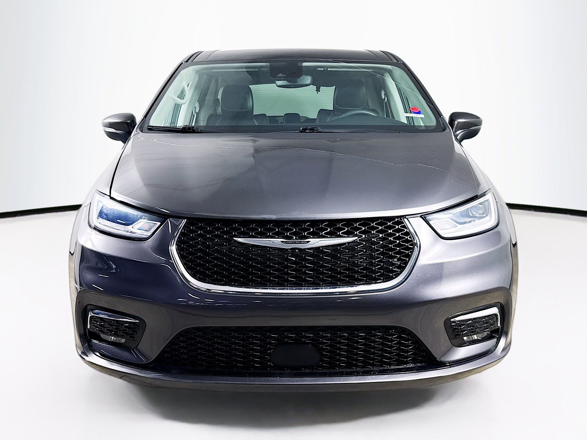 Used 2023 Chrysler Pacifica Touring-L FWD image 3