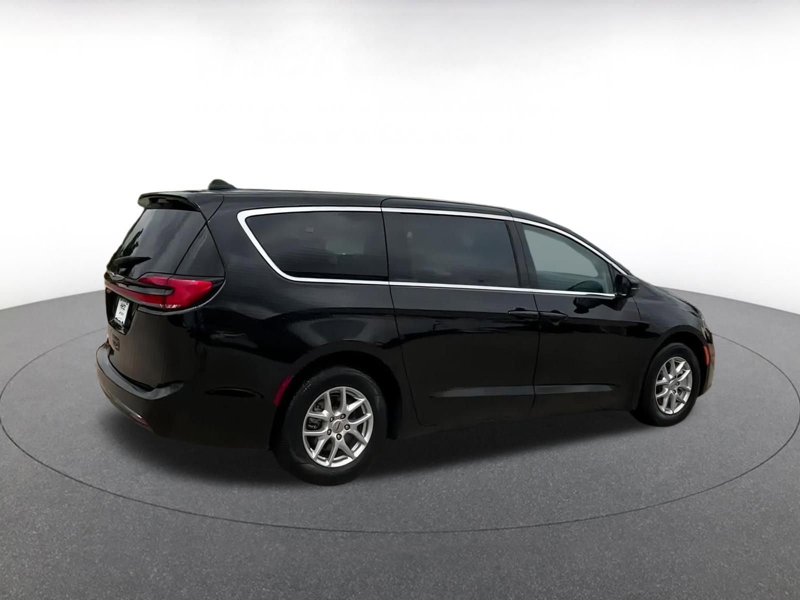 Used 2024 Chrysler Pacifica Touring-L image 12