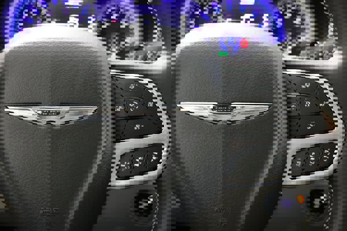 Used 2024 Chrysler Pacifica Touring-L image 29