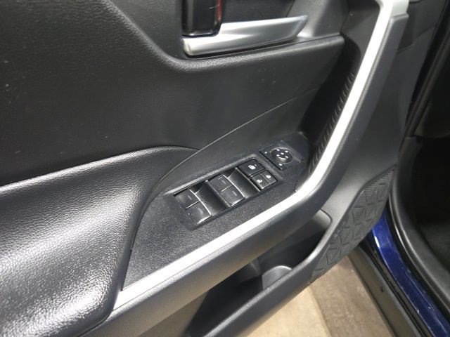 Used 2025 Toyota RAV4 XLE AWD/4WD image 17
