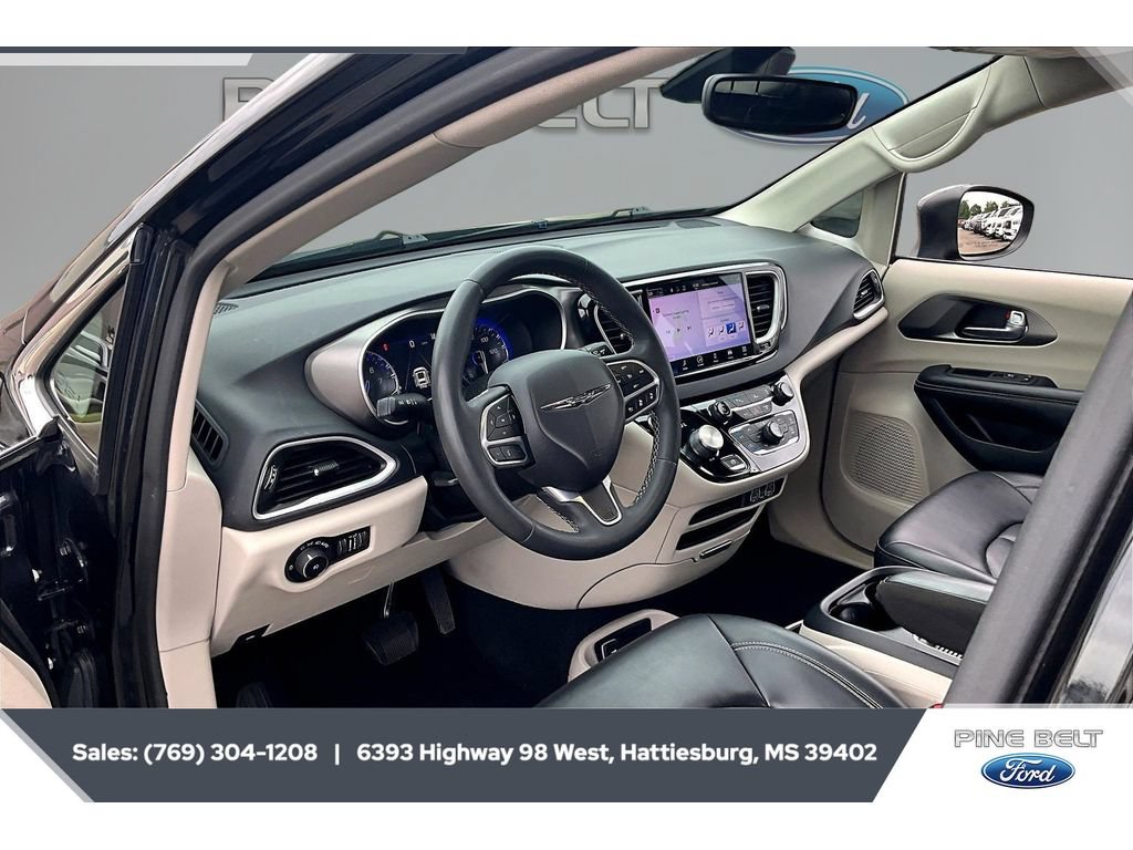Used 2023 Chrysler Pacifica Touring-L FWD image 13
