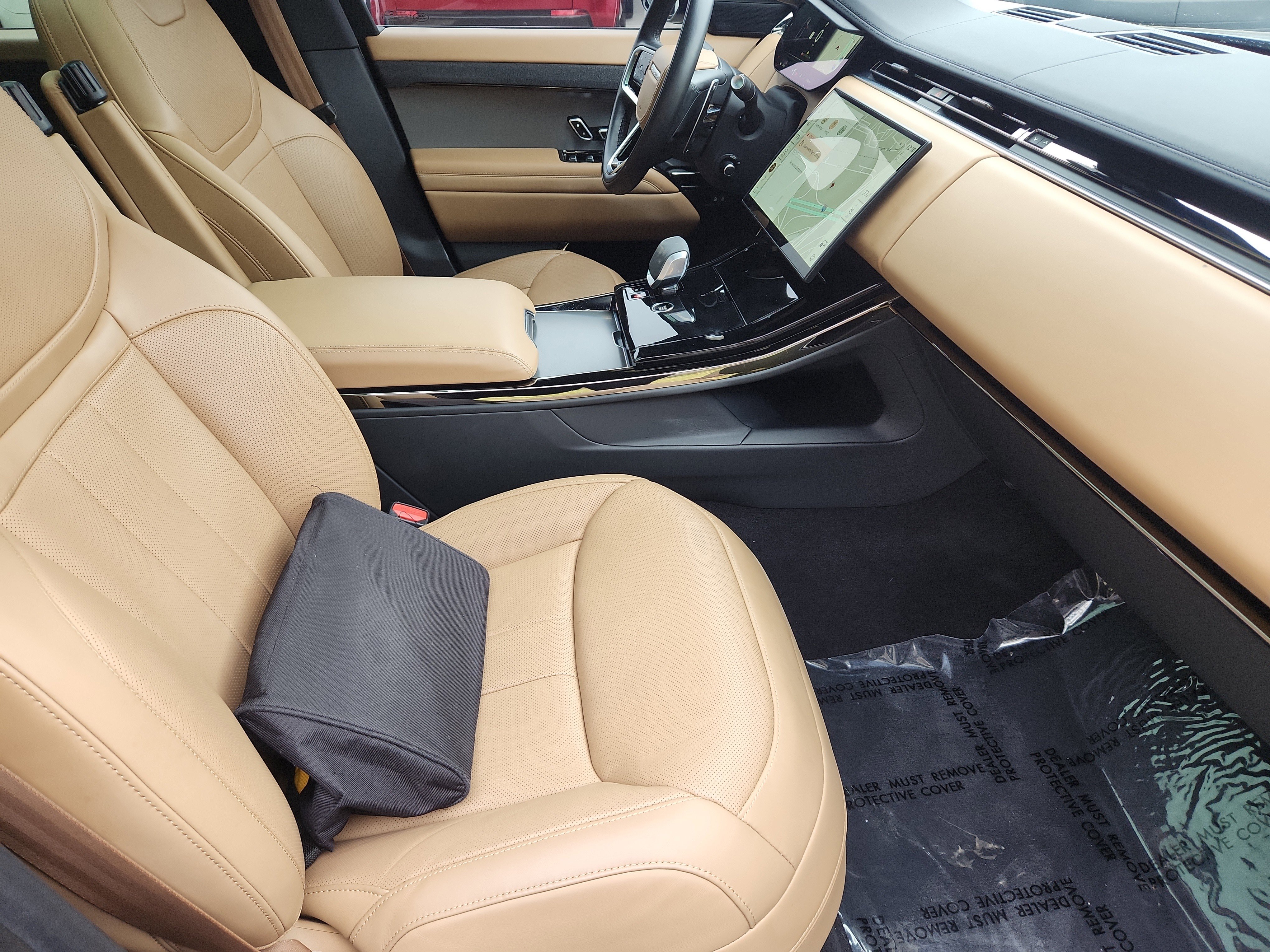 Used 2025 Land Rover Range Rover Sport SE image 3