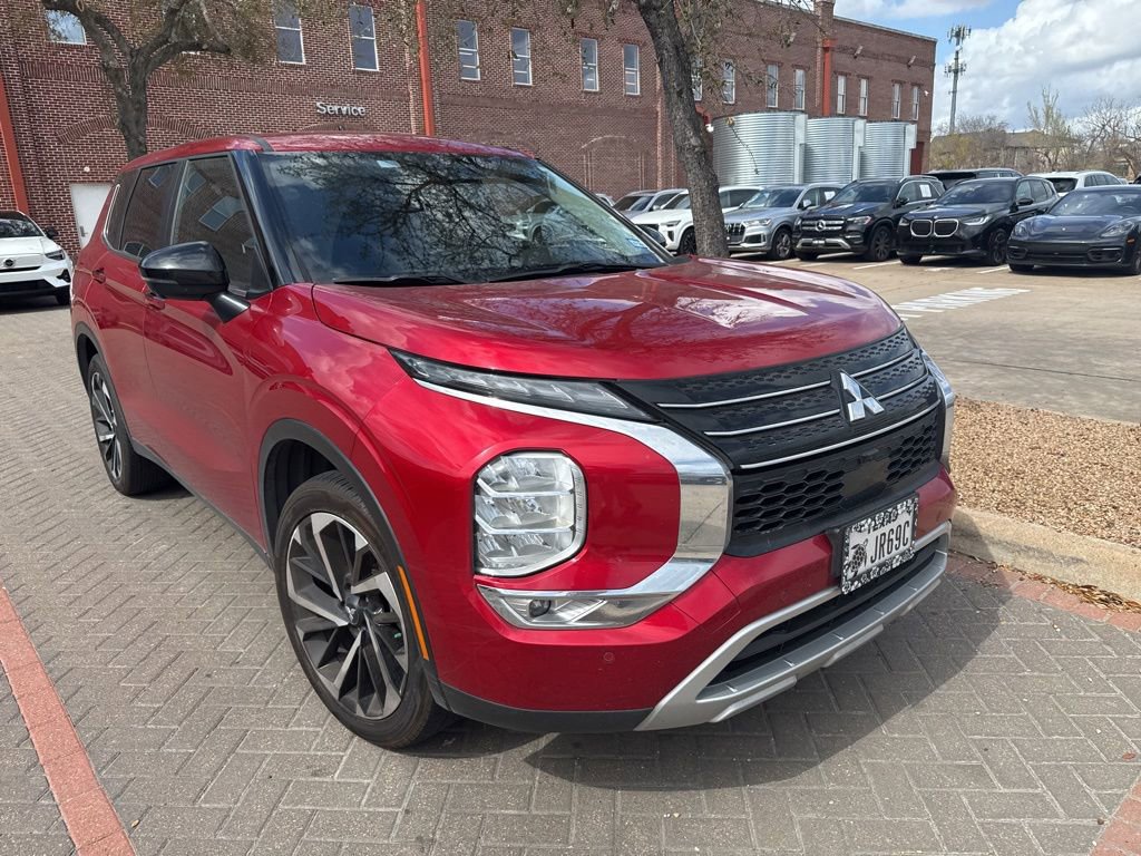 Used 2024 Mitsubishi Outlander SE image 2