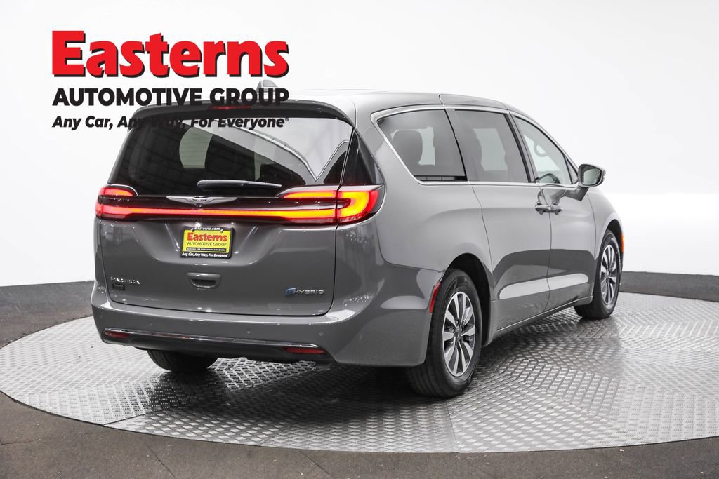 Used 2022 Chrysler Pacifica Touring-L image 5