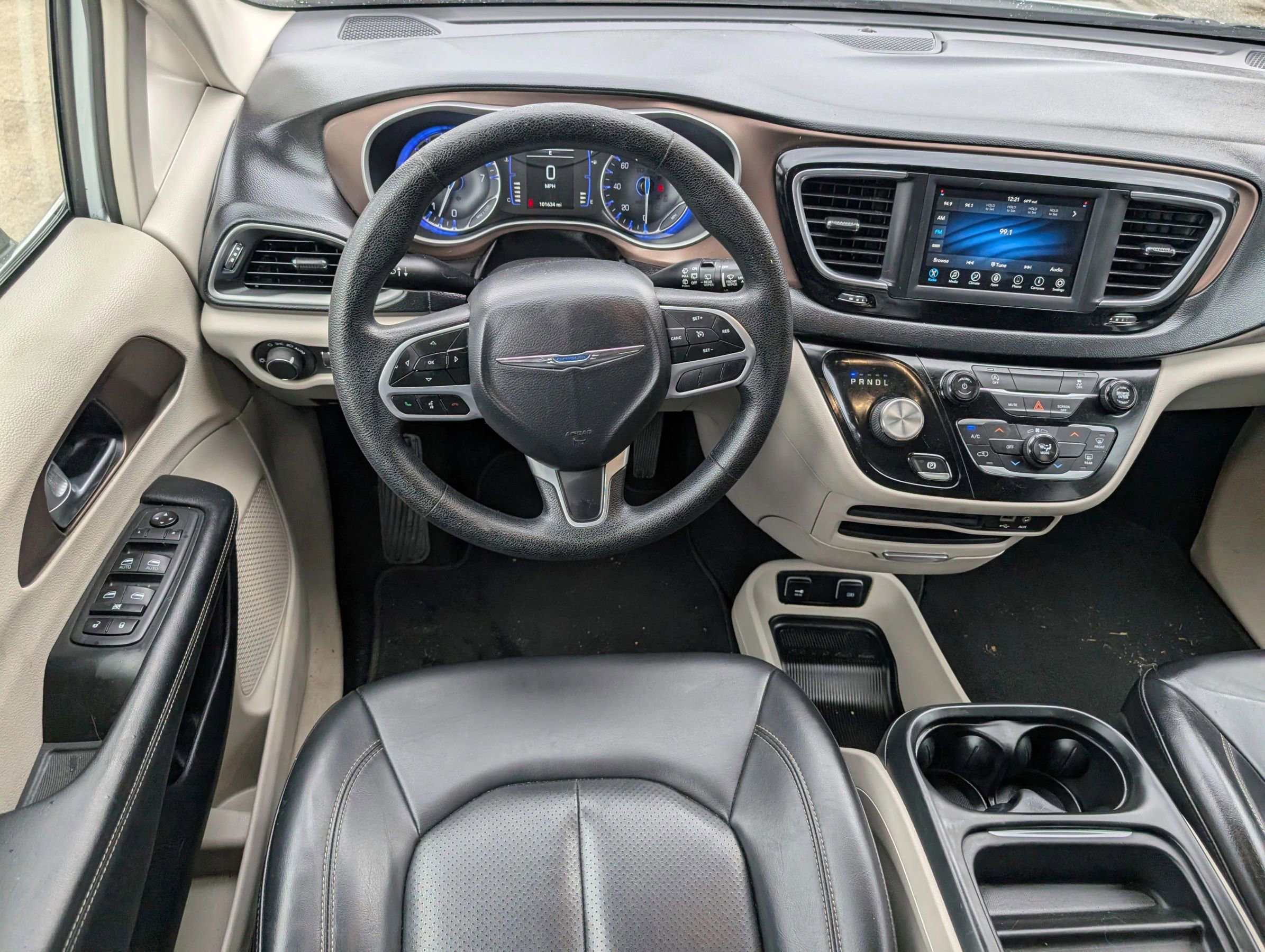 Used 2020 Chrysler Voyager Lxi image 18