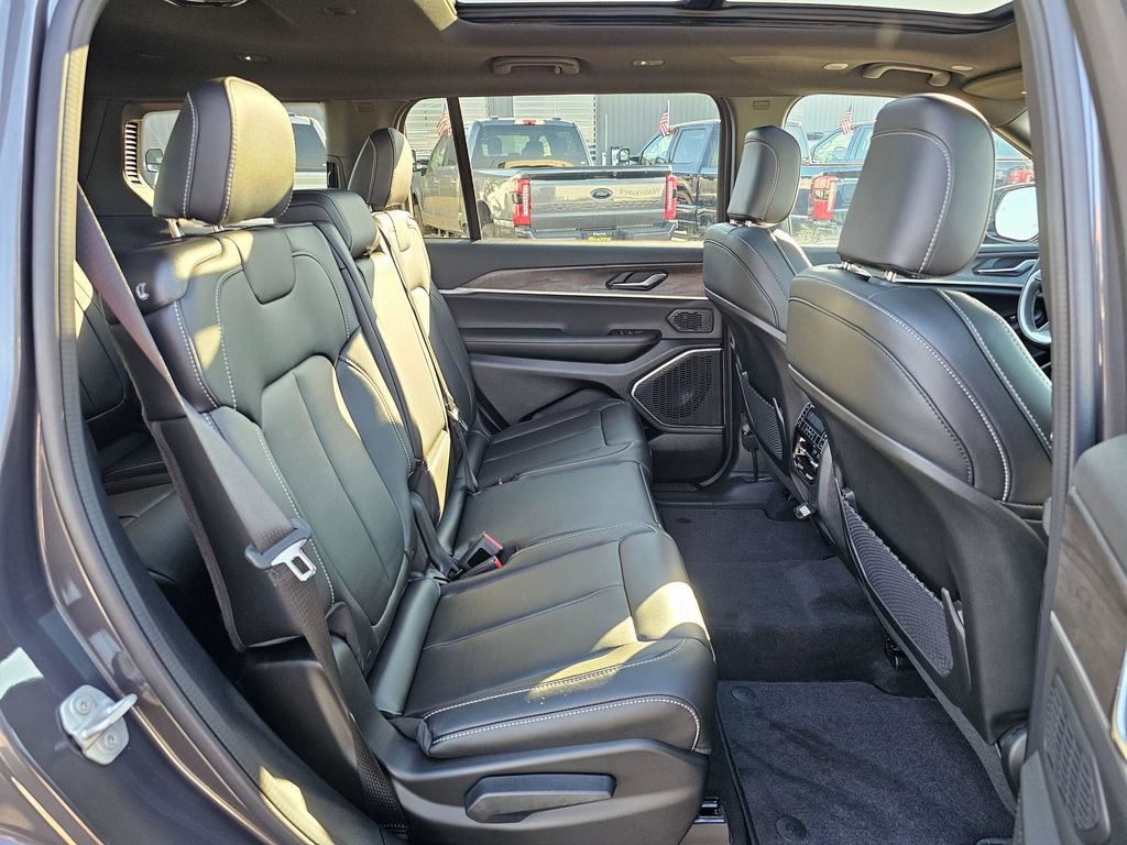 New 2025 Jeep Grand Cherokee L Limited w/ Black Appearance Package AWD/4WD image 13
