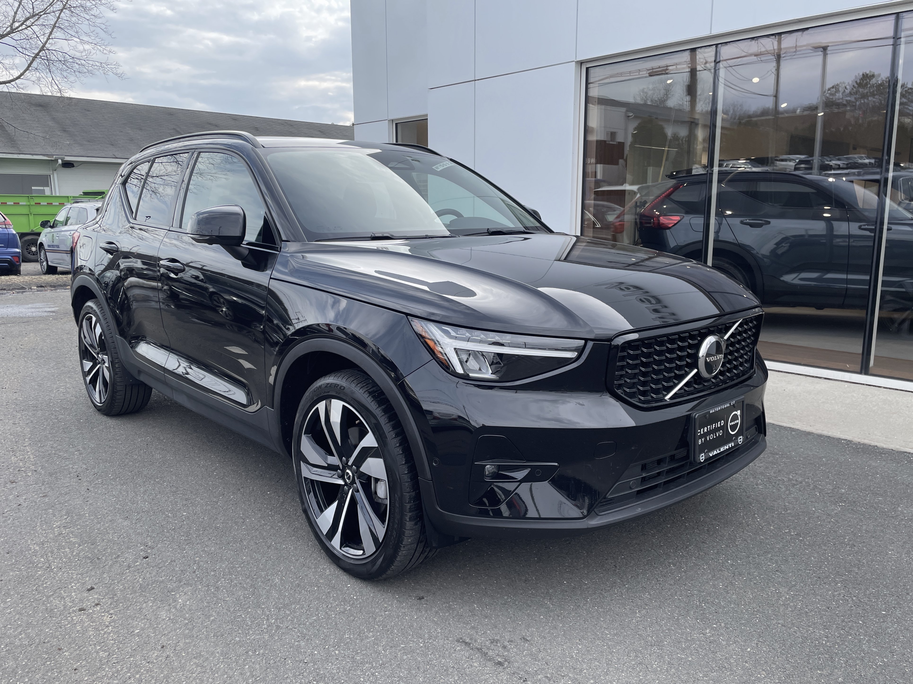 Certified 2025 Volvo XC40 B5 Plus AWD/4WD image 1