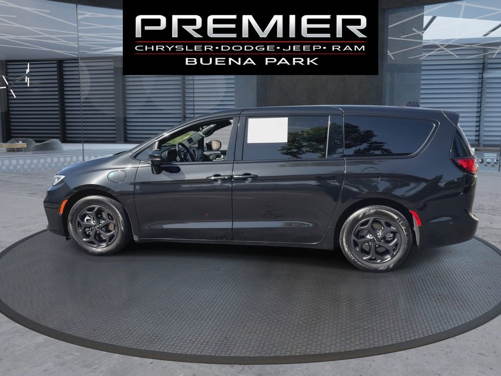 Used 2022 Chrysler Pacifica Limited w/ Uconnect Theater Family Group FWD image 5