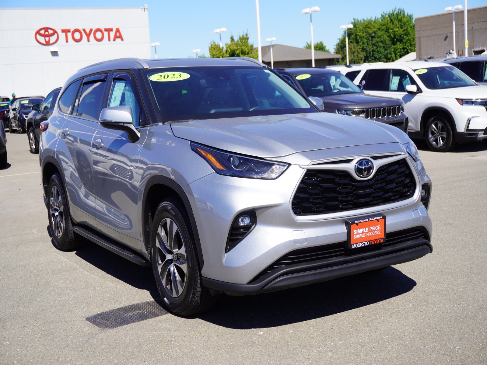 Used 2023 Toyota Highlander XLE FWD image 1
