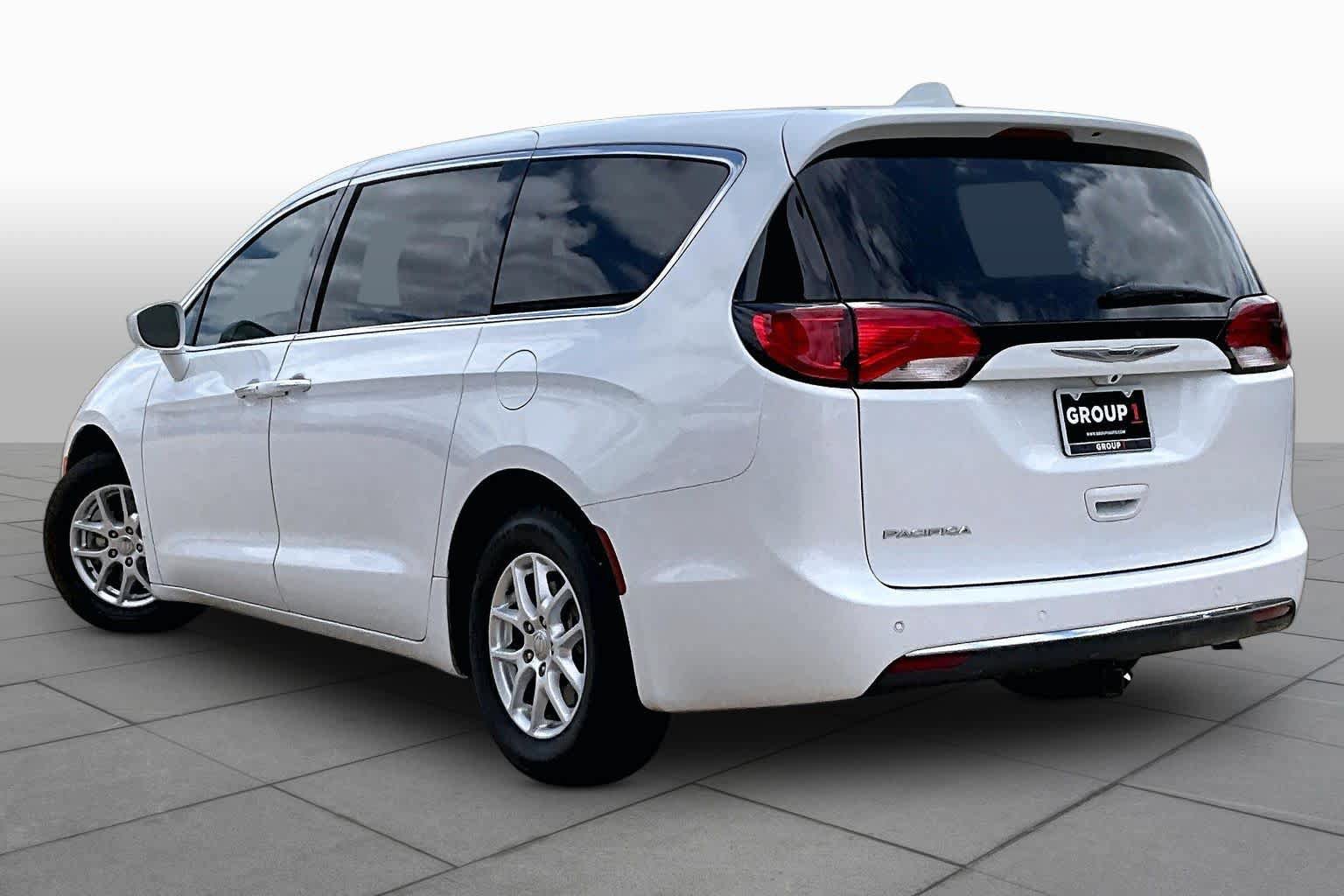 Used 2020 Chrysler Pacifica Touring FWD image 11
