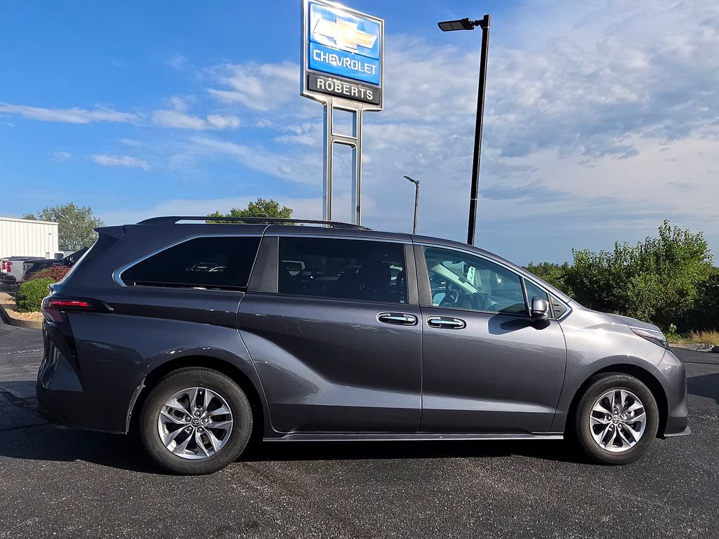 Used 2025 Toyota Sienna XLE FWD image 7