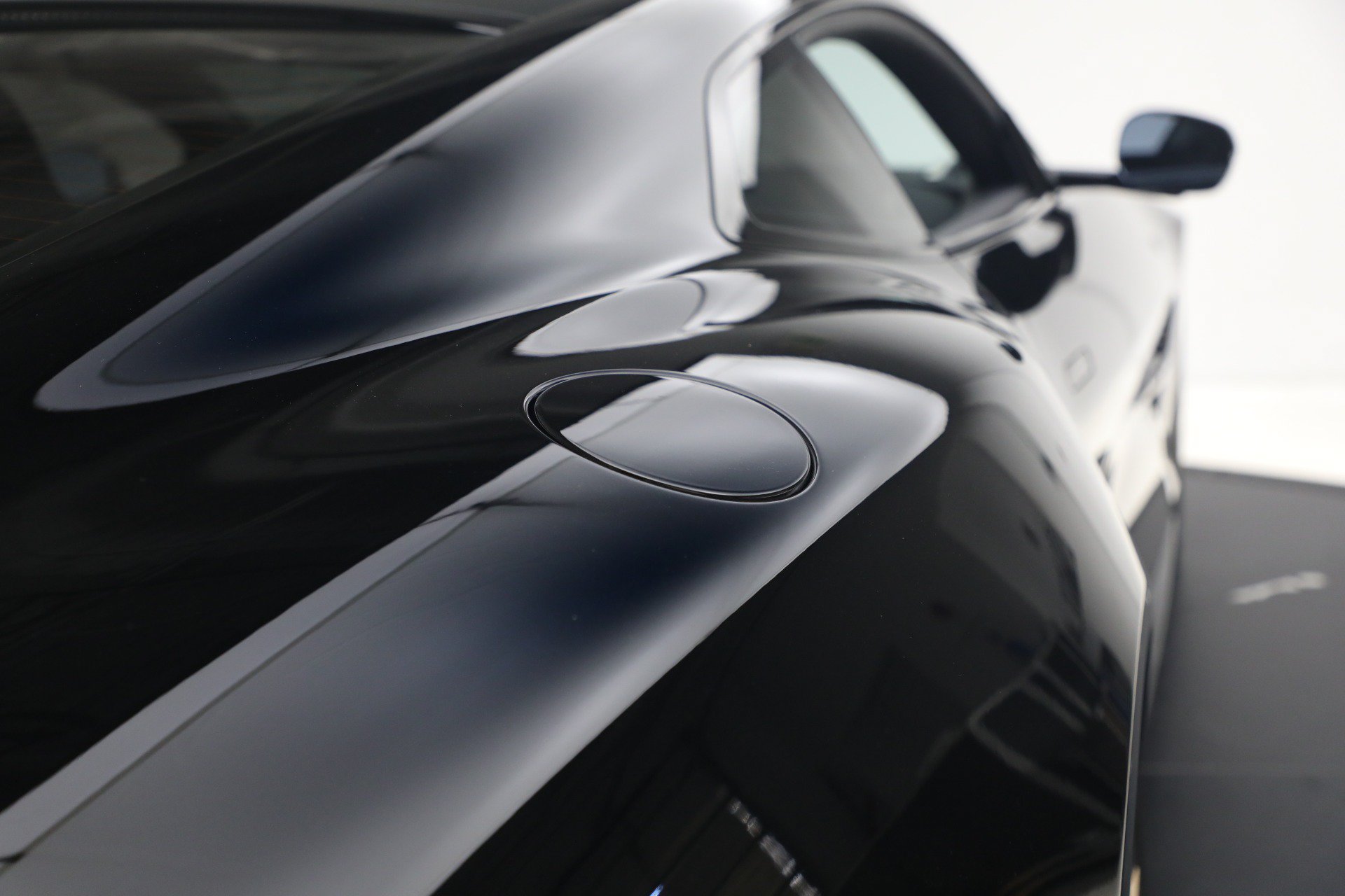 Used 2025 Aston Martin Vanquish RWD image 34