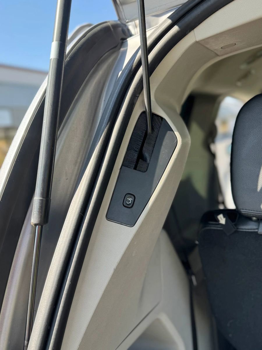 Used 2013 Chrysler Town & Country Touring image 14