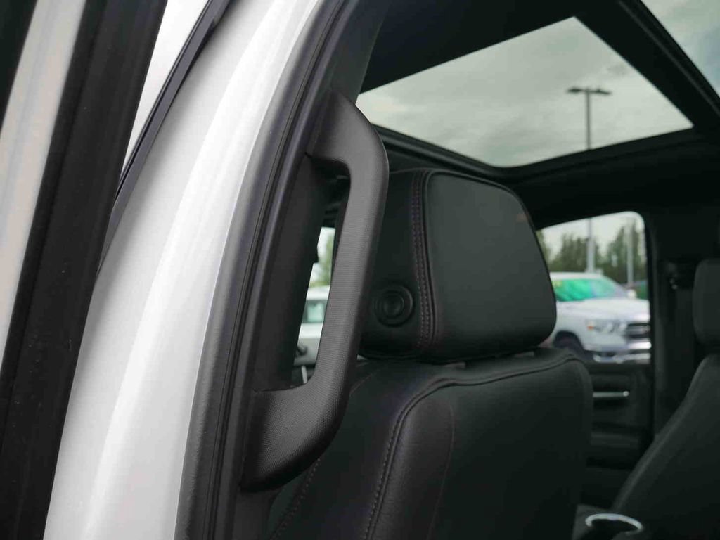 Used 2024 GMC Yukon XL Denali AWD/4WD image 18