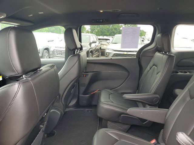 New 2026 Chrysler Pacifica Select w/ S Appearance Package FWD image 9