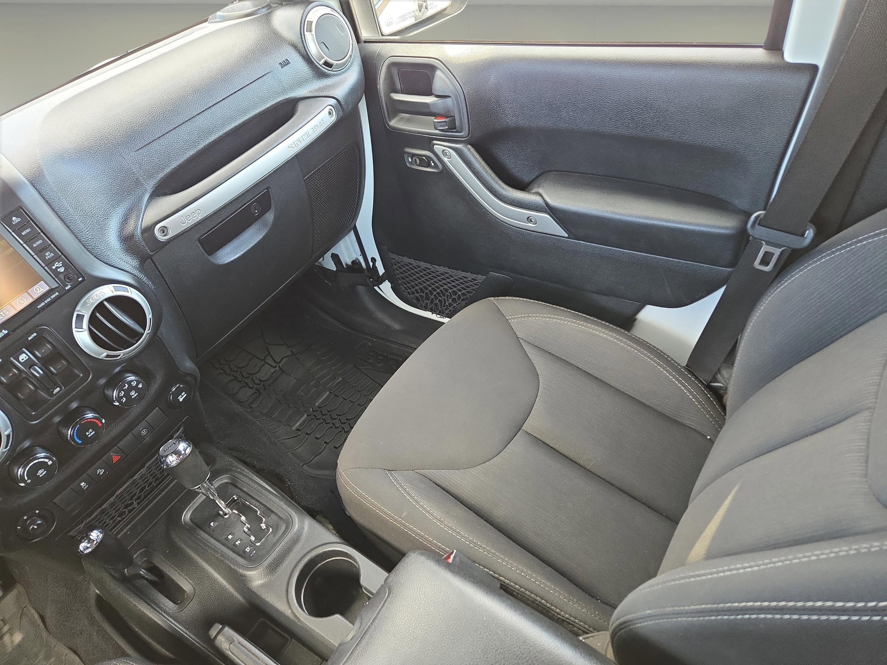 Used 2017 Jeep Wrangler Unlimited Sahara w/ Connectivity Group image 15