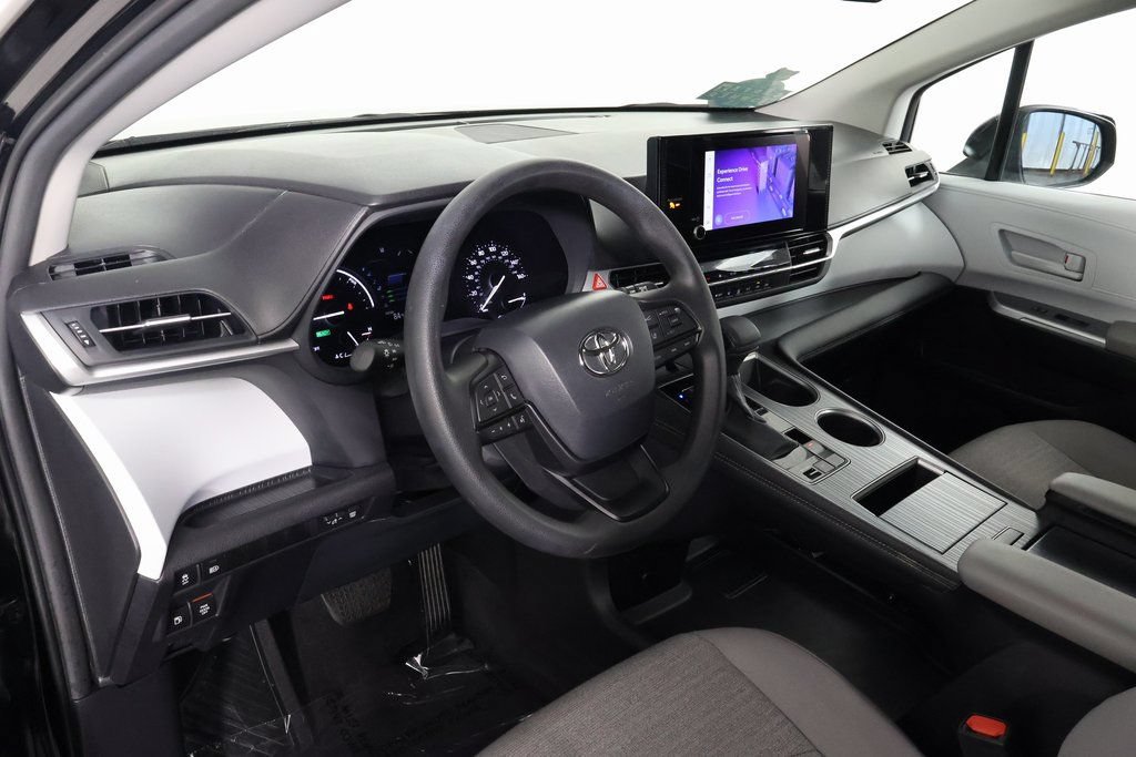 Used 2026 Toyota Sienna LE FWD image 7