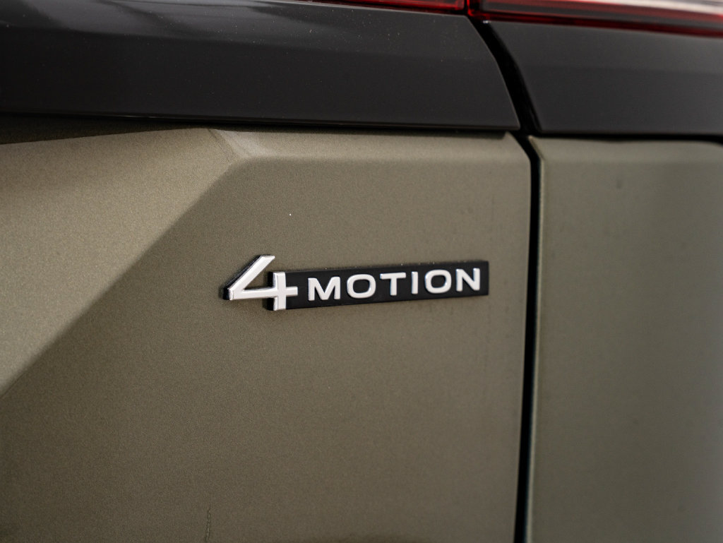 Used 2025 Volkswagen Atlas Peak Edition SE AWD/4WD image 17