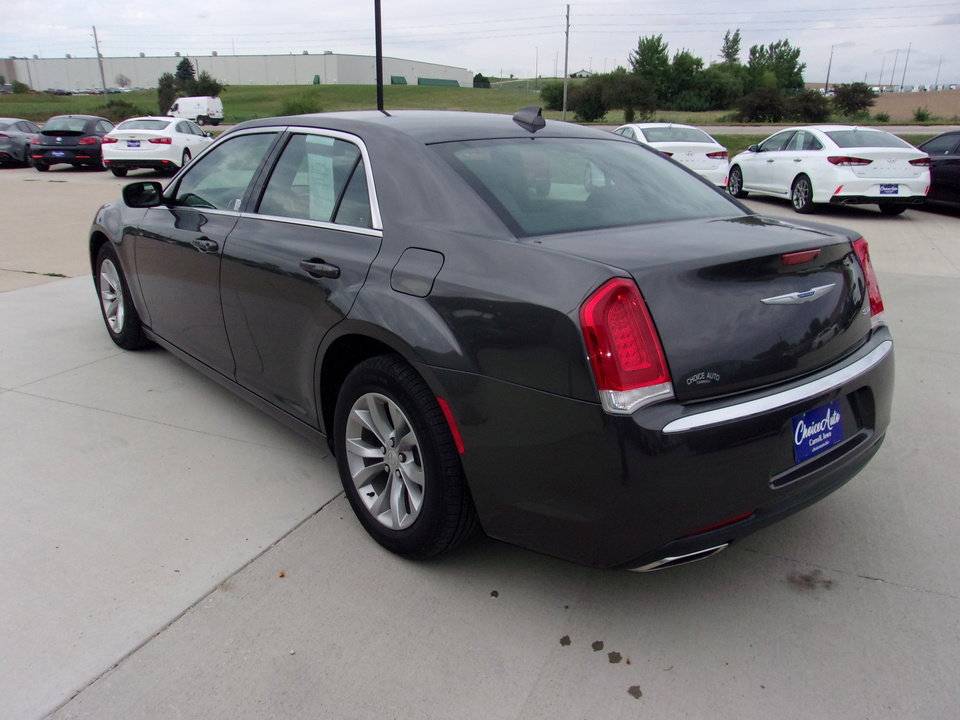 Used 2019 Chrysler 300 Touring image 7