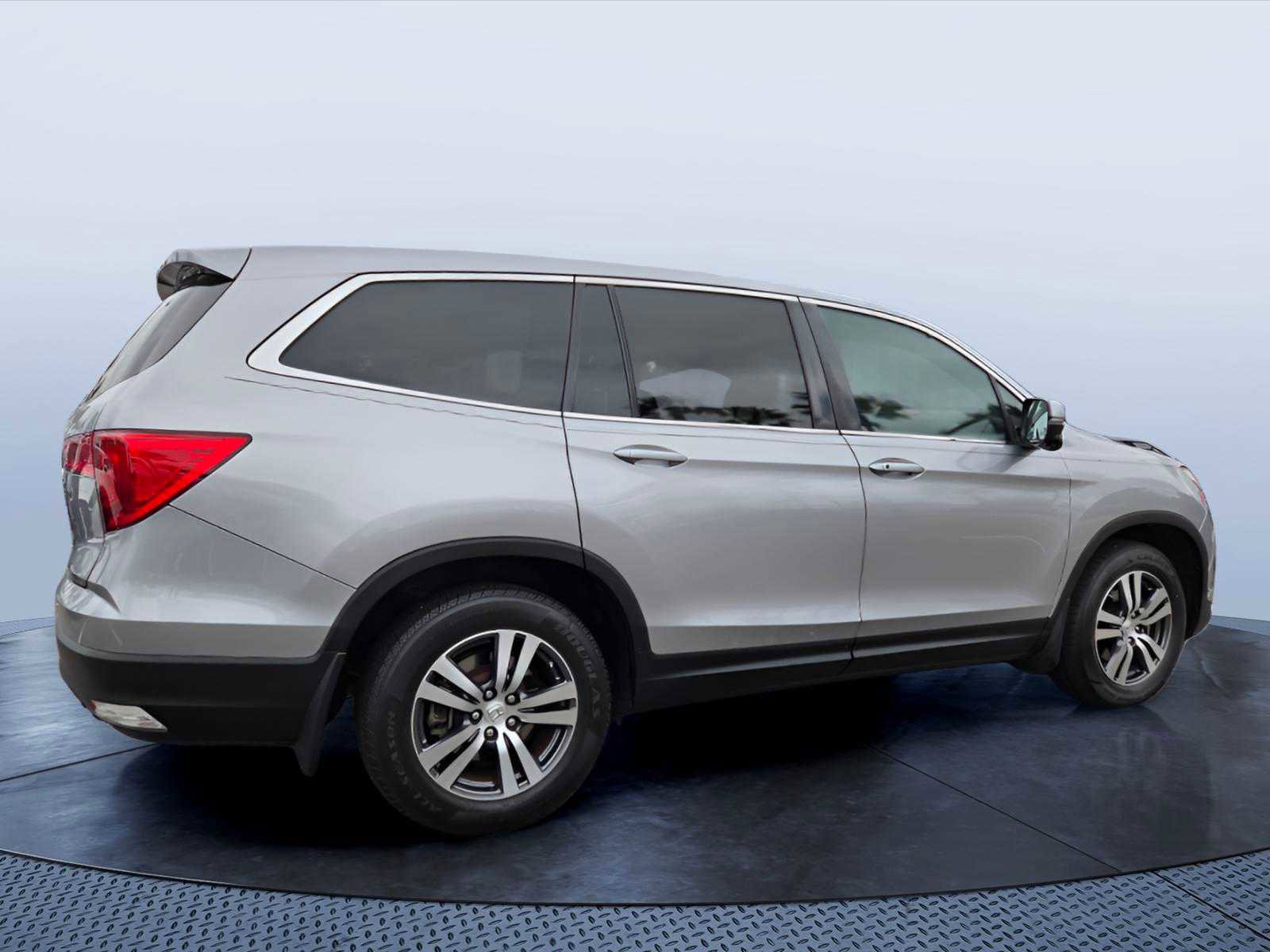Used 2017 Honda Pilot EX image 5