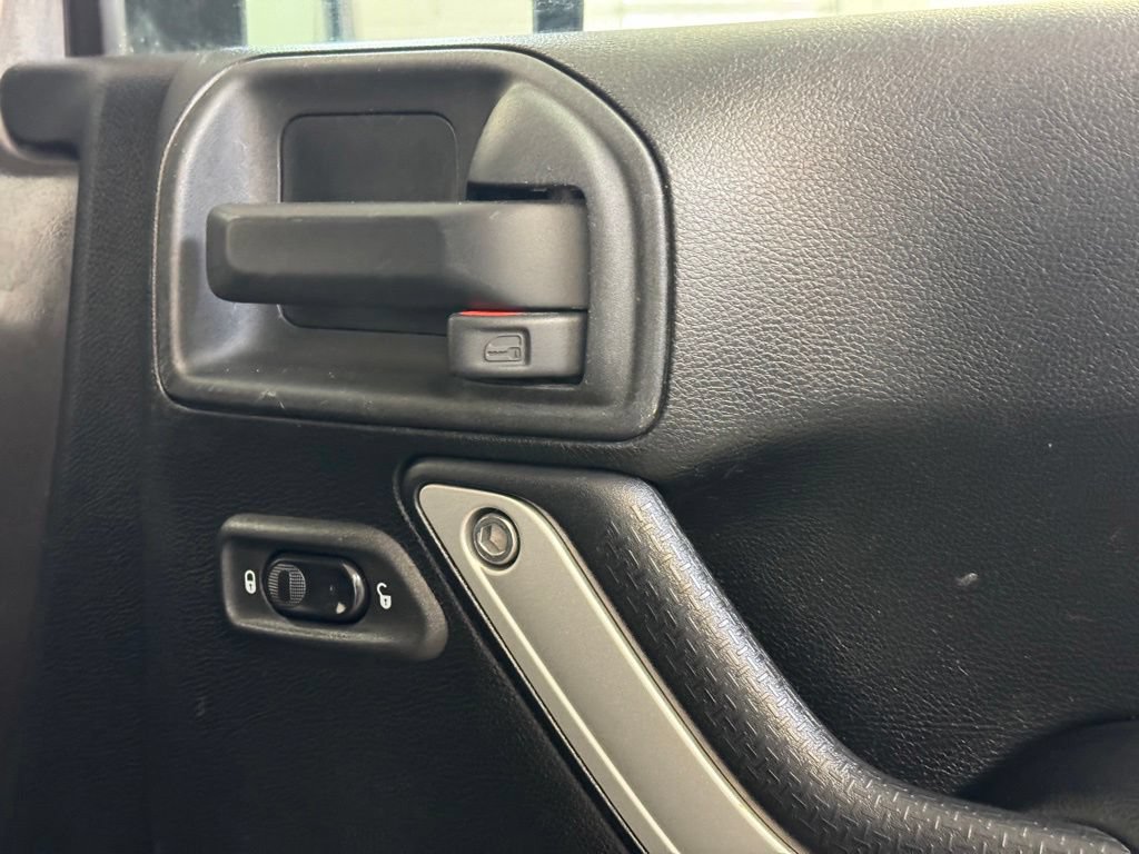 Used 2018 Jeep Wrangler Sahara AWD/4WD image 18