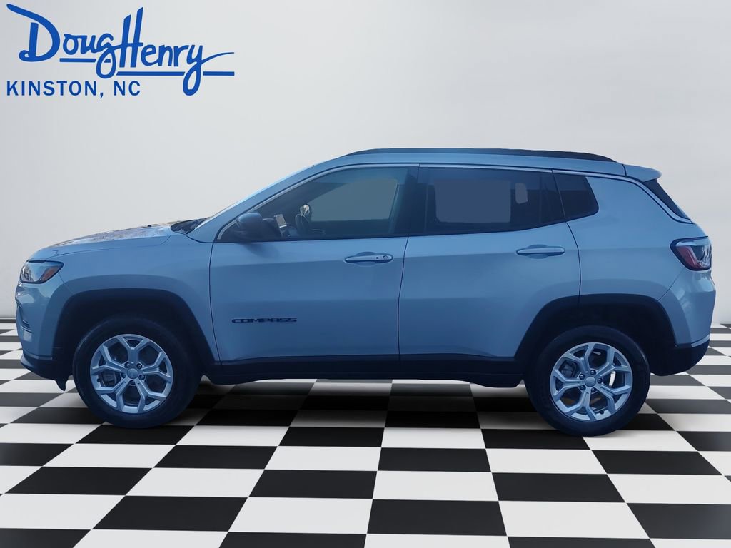 Used 2024 Jeep Compass Latitude image 2