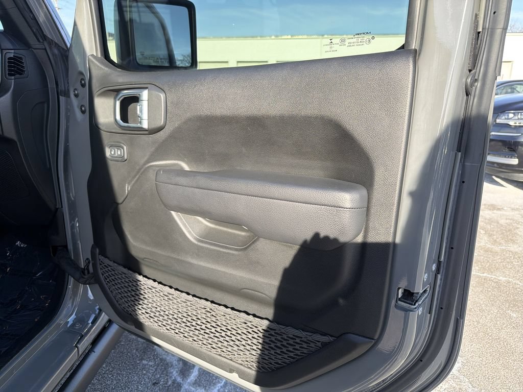 Used 2022 Jeep Wrangler Unlimited Rubicon 4xe w/ Cold Weather Group AWD/4WD image 15
