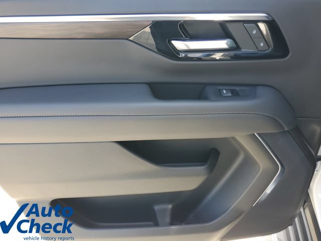 Used 2025 Chevrolet Suburban LS RWD image 12