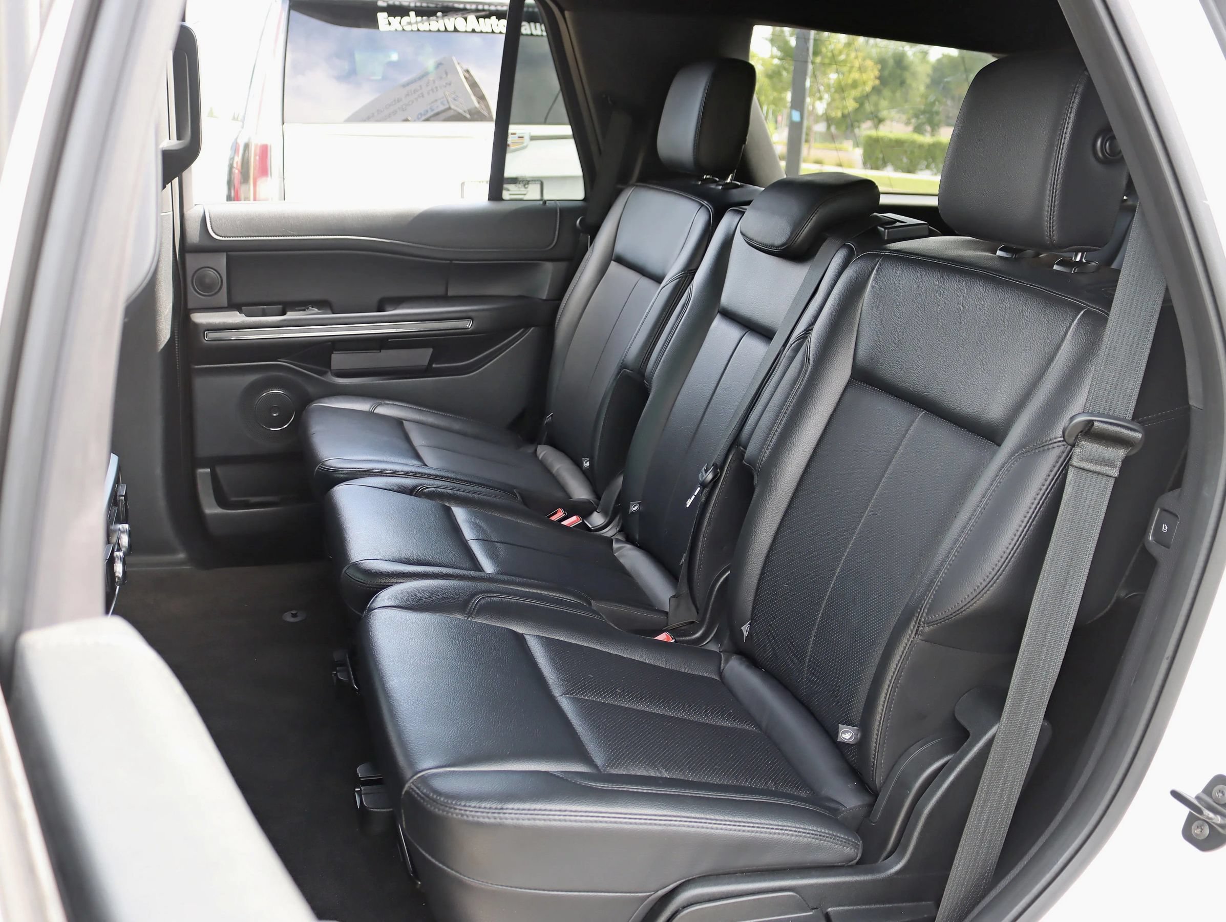 Used 2019 Ford Expedition XLT w/ Equipment Group 202A AWD/4WD image 31