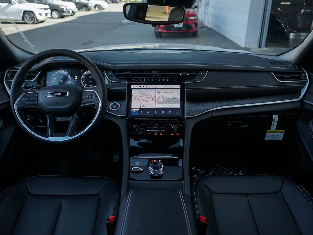 New 2025 Jeep Grand Cherokee Limited w/ Trailer Tow Package AWD/4WD image 14