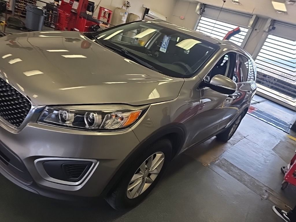 Used 2017 Kia Sorento LX w/ LX Convenience Package AWD/4WD image 4
