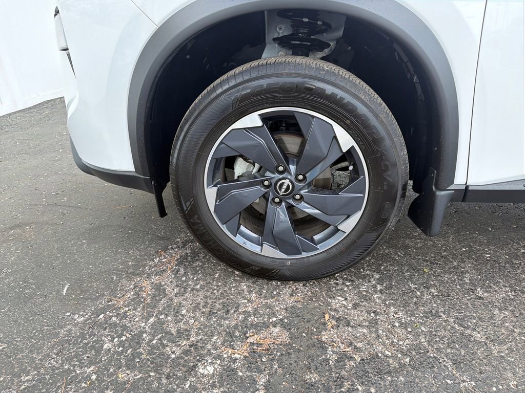 Used 2024 Nissan Rogue SV w/ SV Premium Package image 32