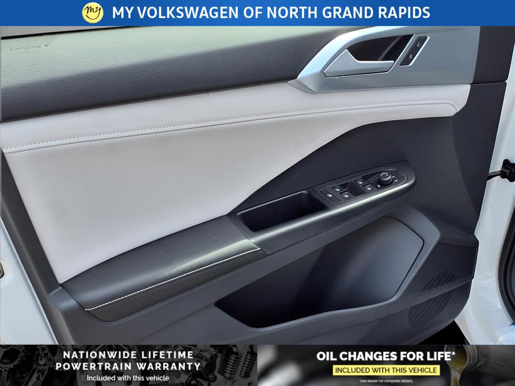 New 2025 Volkswagen Taos SE image 10