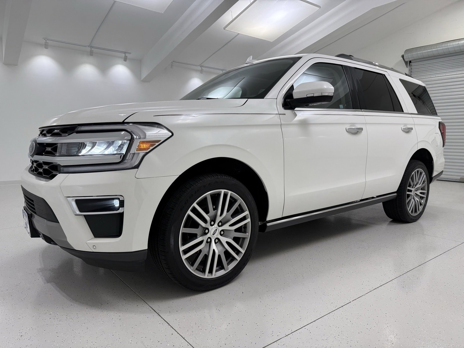 Used 2022 Ford Expedition Limited image 3