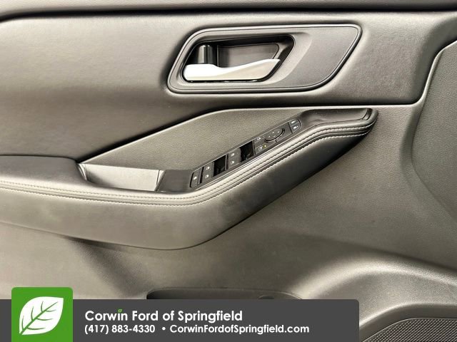 Used 2025 Nissan Rogue SV image 31