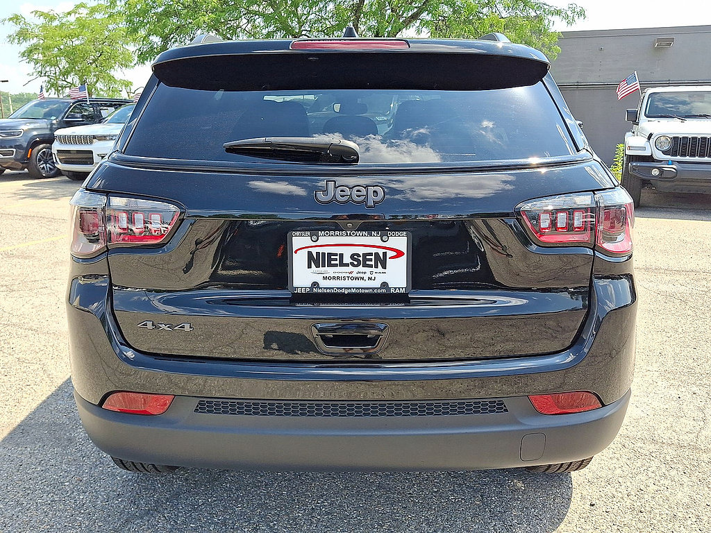 Used 2024 Jeep Compass Latitude w/ Convenience Group AWD/4WD image 29