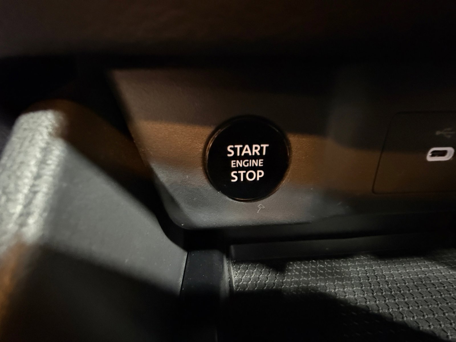 Used 2025 Nissan Rogue SV w/ SV Premium Package image 30