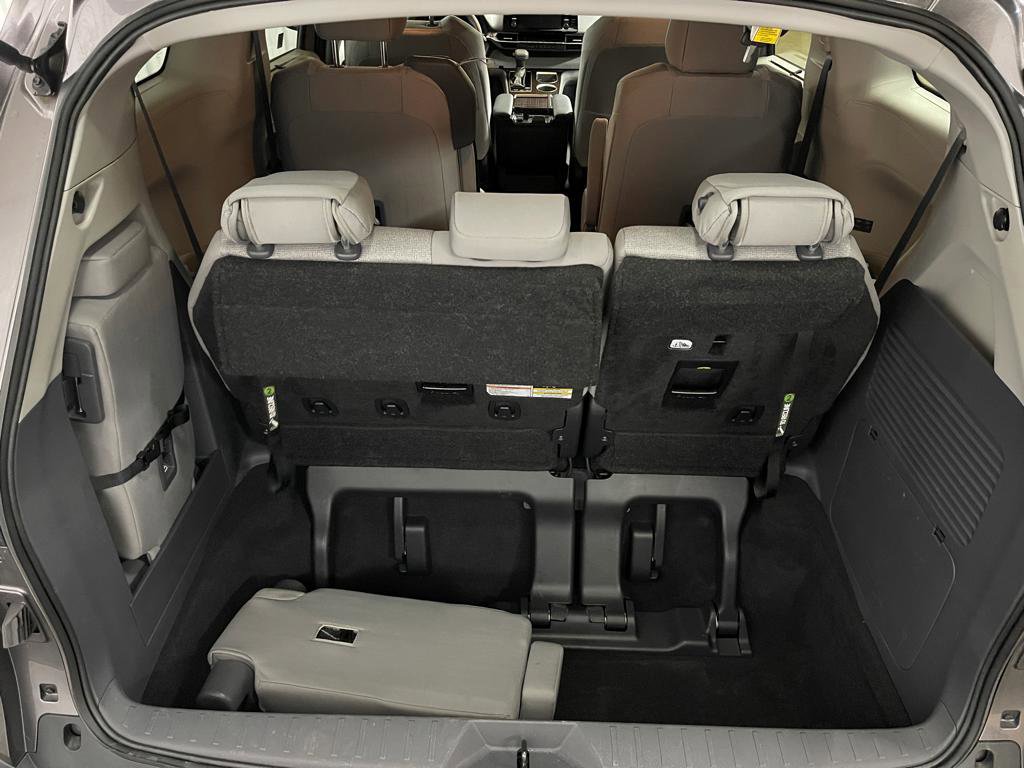Used 2024 Toyota Sienna LE image 11