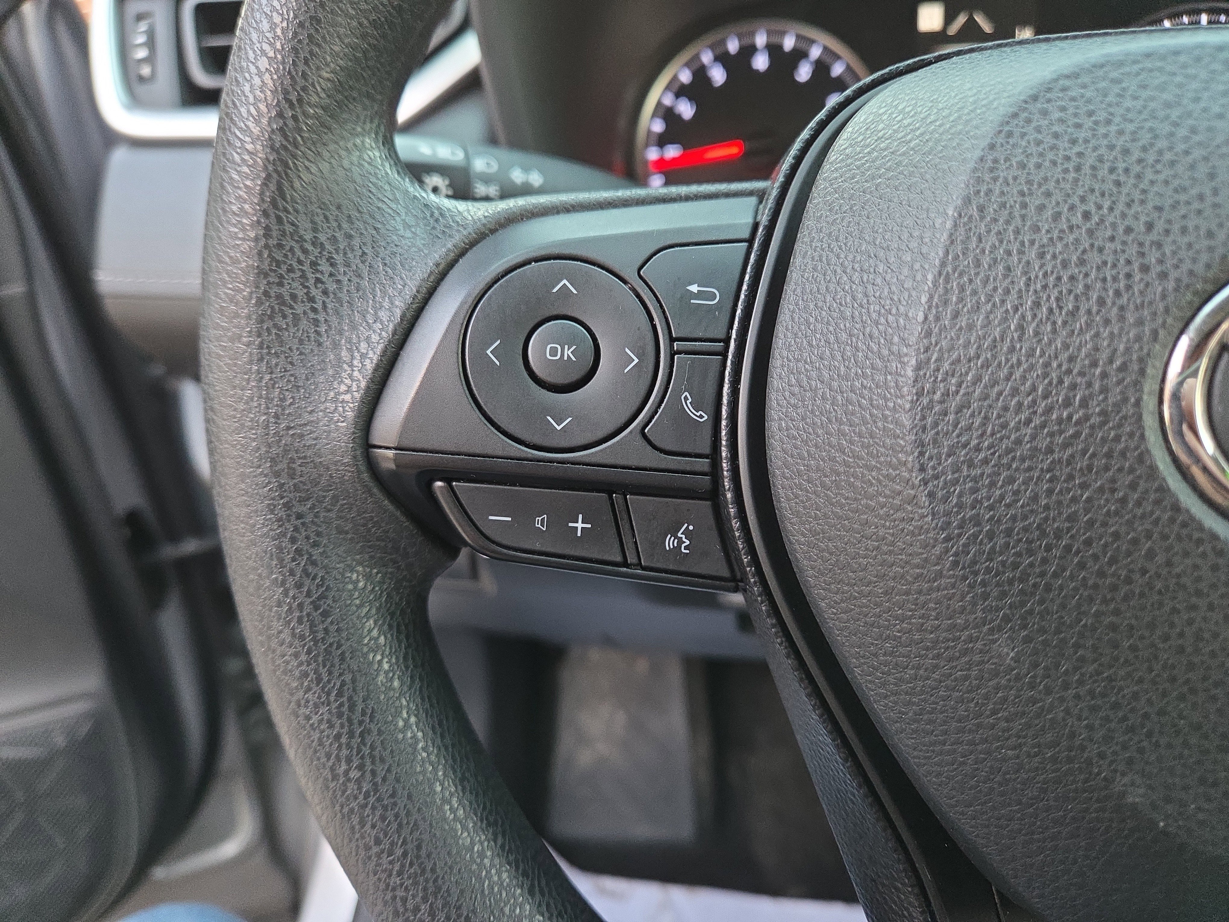 Used 2020 Toyota RAV4 LE image 18